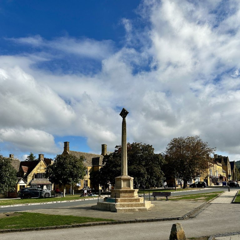 Momument in Broadway