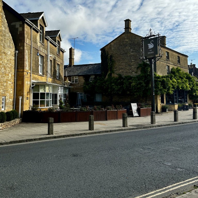 Pubs in Broadway
